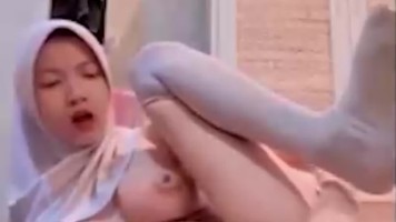 Bokep Indo ABG Jilbab Colmek Ampe Desah Kenceng