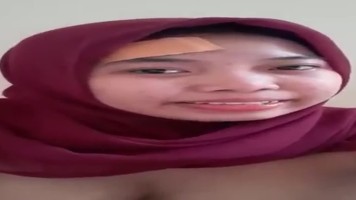 Bokep Indo Jilbab Merah Nakal Pamer Buah Dada