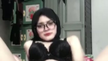 Cewek Hijab Ketagihan Colmek Botol Dimasukin