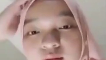 Izza Jilbab Ngangkang Lebar Pamer Meki Gundul